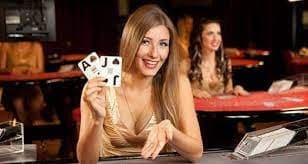 Antarmuka aplikasi mobile balmond menampilkan menu permainan live dealer dan sportsbook