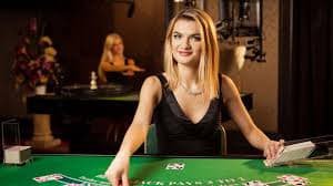 Meja Teen Patti live dealer di studio balmond dengan dealer profesional